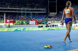 2016-08-18 03:38:08 RIO DE JANEIRO - Dafne Schippers reageert teleurgesteld na de finale van de 200 m in het Olympisch Stadion tijdens de Olympische Spelen van Rio. ANP SANDER KONING